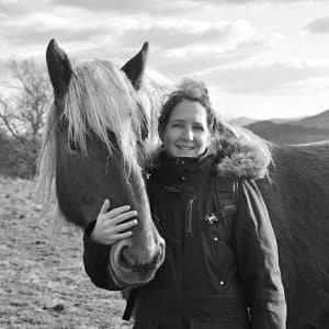 fanny fondatrice de etik natura avec son cheval henzo
